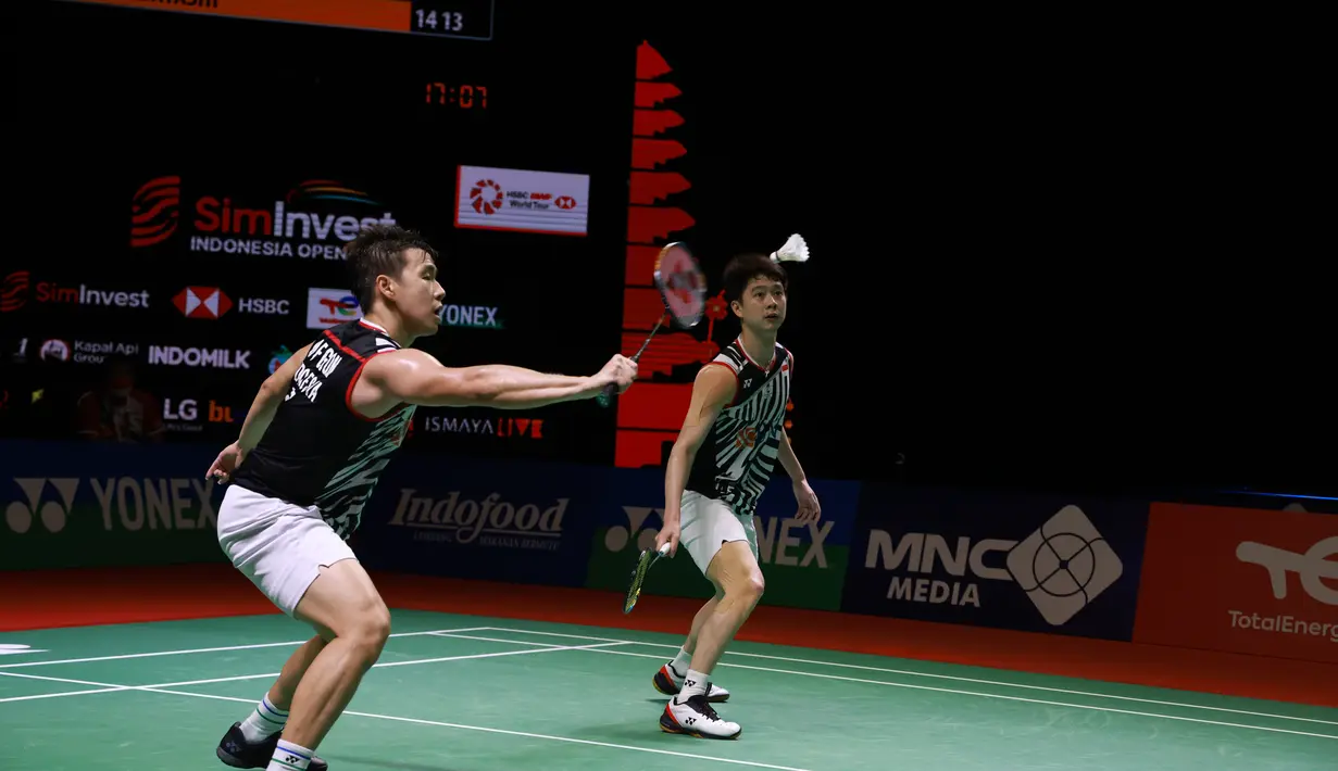 Ganda Putra Indonesia Kevin Sanjaya Sukamuljo dan Marcus Fernaldi Gideon mengembalikan kok ke pasangan Jepang Takuro Hoki dan Yugo Kobayashi pada Indonesia Open 2021 di Nusa Dua, Bali, Minggu (28/11/2021). Kevin/Marcus meraih juara Indonesia Terbuka 2021 usai menang 21-14, 21-21-18. (HUMAS PP PBSI)