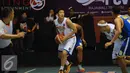 Pebasket Pelita Jaya, Ramli Hendru (kedua kiri) berusaha menguasai bola saat laga melawan Bimasakti di Indonesia Basketball League 2015-2016, Jakarta, Rabu (13/1/2016). Pelita Jaya unggul 86-36. (Liputan6.com/Helmi Fithriansyah)