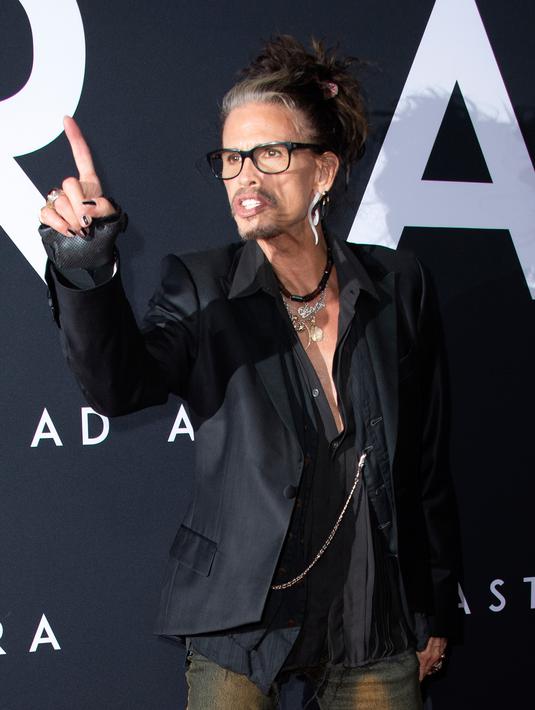 Vokalis band Aerosmith, Steven Tyler menghadiri gala premiere film "Ad Astra" di The Cinerama Dome, Los Angeles, Rabu (18/9/2019). Di acara tersebut selain mengajak putri-putrinya, Steven Tyler juga menggandeng  pacarnya, Aimee Preston. (VALERIE MACON / AFP)