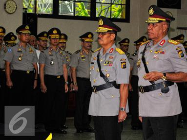 Mantan Kapolda Papua Yotje Mende (kiri), Kapolda Papua Brigjen Pol Paulus Waterpaw (tengah) dan Kapolda Papua Barat Brigjen Royke Lumona (Kanan) saat mengikuti serah terima jabatan di Mabes Polri, Jakarta, Jumat (31/7/2015). (Liputan6.com/Yoppy Renato)