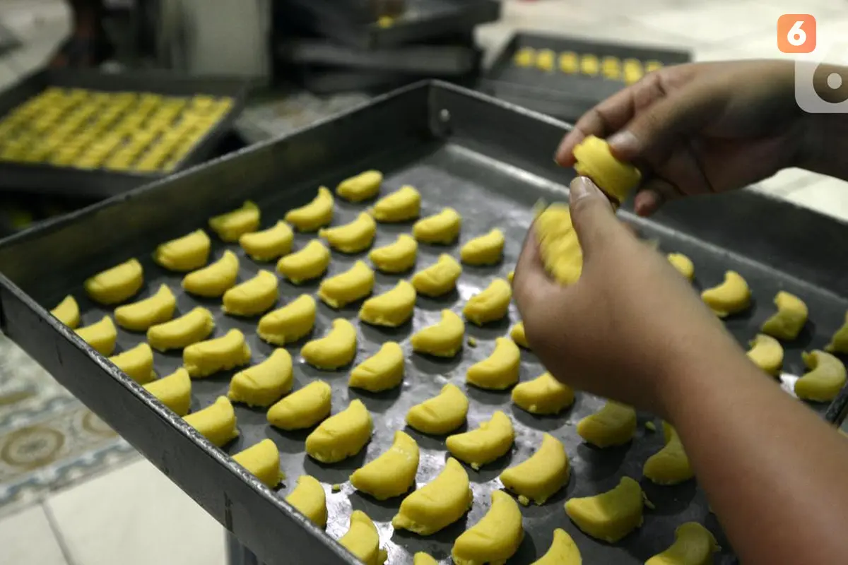Proses pembuatan kue kering (Arfandi/Liputan6.com)
