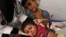 Anak-anak Palestina yang terluka akibat pemboman Israel di Jalur Gaza dirawat di sebuah rumah sakit di Rafah, Senin (23/10/2023). (AP Photo/Hatem Ali)