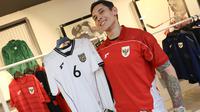Ganindra Bimo memamerkan dua jersey terbaru Timnas Indonesia di pabrik yang berada daerah Bandung, Jawa Barat pada Rabu (12/2/2025). (Bola.com/Abdul Aziz)