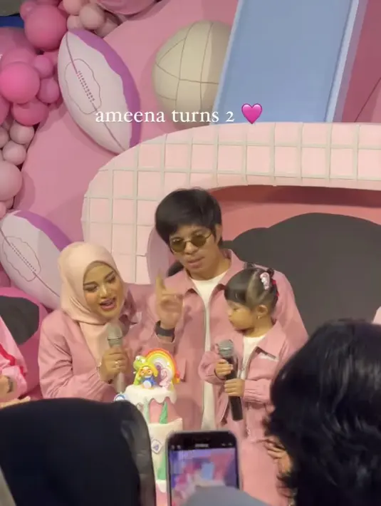 Atta Halilintar dan Aurel Hermansyah sendiri tampil kompak dengan Ameena mengenakan jaket parasut dan celana cargo serba warna pink muda. [@aaliyah.massaid]