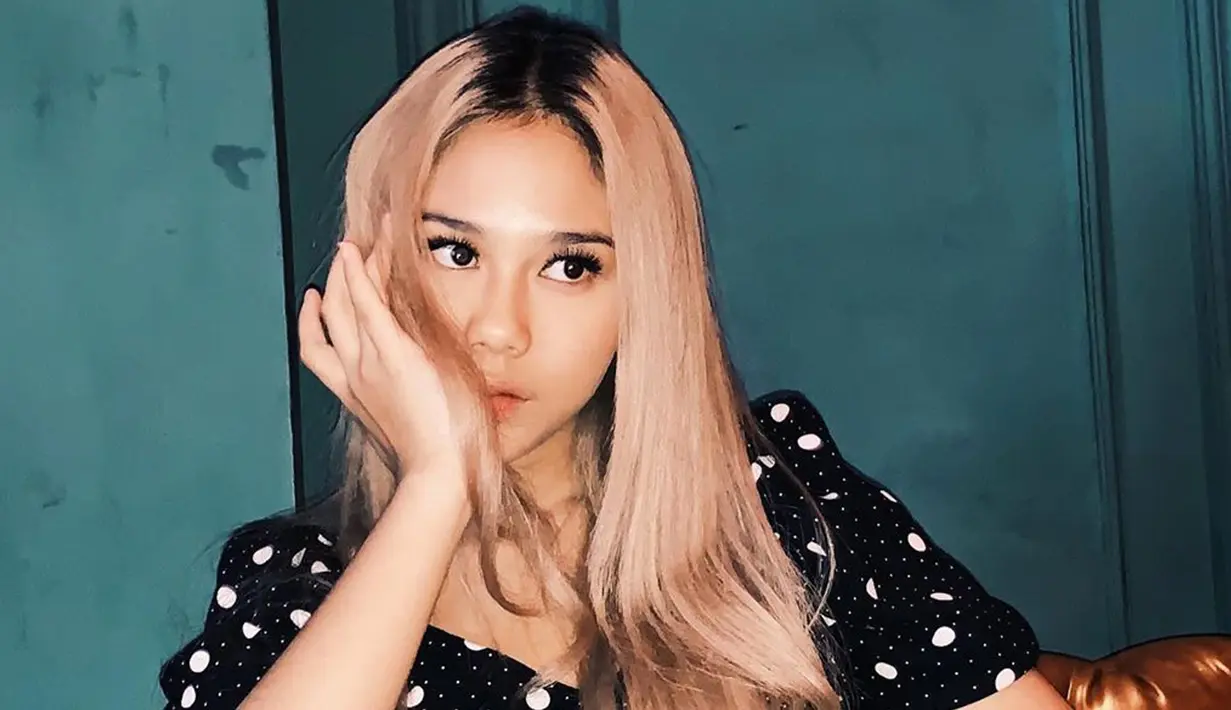 Gadis yang berduet dengan Sal Priadi dalam lagu ‘Amin Paling Serius’ ini juga tak jarang mengenakan dress bermotif namun tetap terlihat modis dan elegan. (Liputan6.com/IG/@cakecaine)