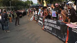 Peserta Aksi Kamisan ke-598 saat berunjuk rasa di depan Istana Merdeka, Jakarta, Kamis (22/8/2019). Aksi Kamisan ke-598 mengangkat permasalahan dan meminta pemerintah menghentikan kasus Rasisme, Kekerasan dan Diskriminasi yang terjadi di Papua. (Liputan6.com/Helmi Fithriansyah)