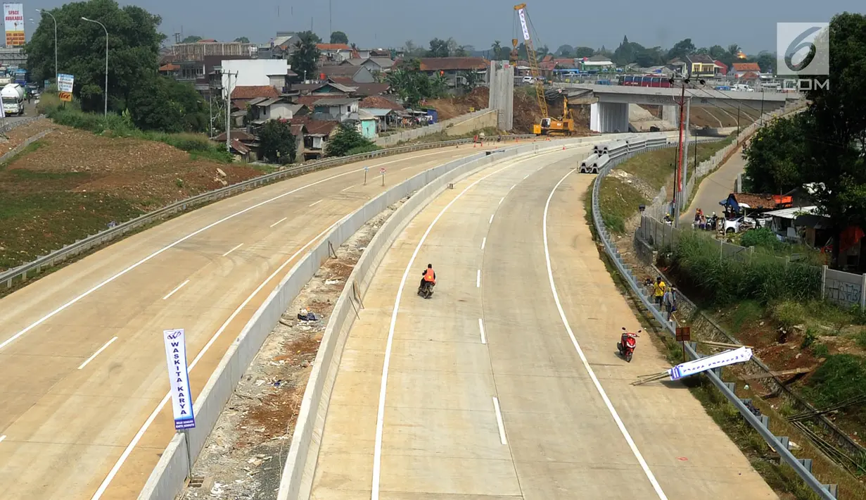 Aktivitas pekerja di proyek pembangunan ruas Tol Bogor-Ciawi-Sukabumi (Bocimi) seksi 1 di Ciawi, Bogor, Jawa Barat, Senin (4/6). Tol Bocimi seksi 1 akan dibuka secara fungsional saat mudik Lebaran 2018. (Merdeka.com/Arie Basuki)