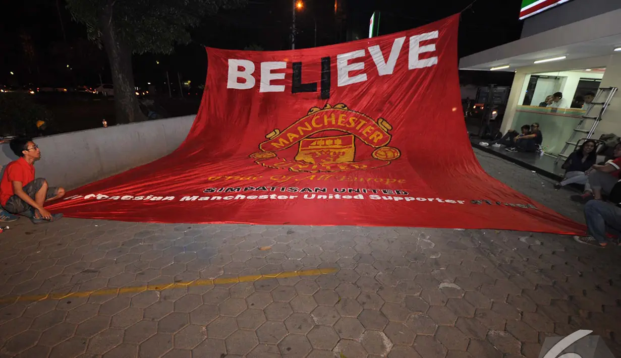 Sebuah spanduk raksasa dibentangkan suporter MU saat nonton bareng MU vs Man City, 7-11 Trunojoyo, Jaksel, Minggu (2/11/2014) (Liputan6.com/Miftahul Hayat)