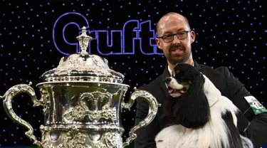 Seekor anjing jenis American Cocker Spaniel keluar sebagai pemenang dalam acara Crufts Dog Show di Birmingham, Inggris, Minggu (12/3). Kompetisi Crufts Dog Show diikuti oleh ribuan anjing dari berbagai ras. (AFP PHOTO / Justin Tallis)