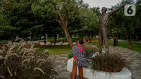Pengunjung berdiri dekat patung Kosmonaut Rusia, Yuri Alekseyevich Gagarin atau akrab disebut Yuri Gagarin di Taman Mataram, Kebayoran Baru, Jakarta, Minggu (14/3/2021). Kosmonaut Rusia ini adalah orang pertama yang berhasil pergi ke luar angkasa pada tahun 1961 silam. (Liputan6.com/Faizal Fanani)