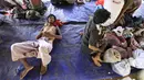 Pemuda etnis Rohingya beristirahat di tempat penampungan di Lhoksukon, Aceh, (11/5/2015). Sekitar 500 migran terdampar di pantai Aceh setelah terapung-apung di laut selama sebulan karena kehabisan bahan bakar. (REUTERS/Roni Bintang)