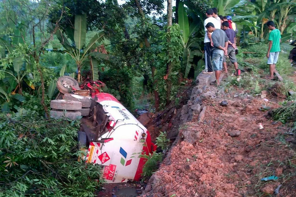  Truk pengangkut Bahan Bakar Minyak (BBM) jatuh ke dalam jurang di Jalan Raya Cigudeg-Jasinga tepatnya di Kampung Gardu Cilame, Kecamatan Ciguged, Kabupaten Bogor, Jumat (22/4/2016) pagi.