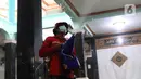 Petugas PMI Kota Tangerang melakukan penyenprotan disinfektan di area masjid Al Hidayah Cipondoh, Tangerang, Banten, Jumat (1/4/2022). Penyemprotan tersebut dilakukan untuk mengantisipasi penyebran covid 19 selama bulan Ramadhan. (Liputan6.com/Angga Yuniar)