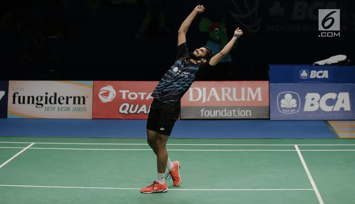 Tunggal Putra India Kidambi Srikanth merayakan kemenangannya usai melawan Kazumasa Sakai dalam kejuaraan final BCA Indonesia Open 2017 di Jakarta, Minggu (18/6). Kidambi Srikanth menang dengan skor 21-11, 21-19. (Liputan6.com/Faizal Fanani)