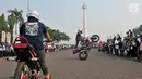 Freestyler melakukan atraksi freestyle sepeda motor saat memeriahkan Festival Damai Millenial Road Safety di Monas, Jakarta, Minggu (23/6/2019). Festival ini menyosialisasikan disiplin berlalu lintas serta merajut persatuan dan kesatuan, khususnya generasi millienial. (merdeka.com/Iqbal Nugroho)