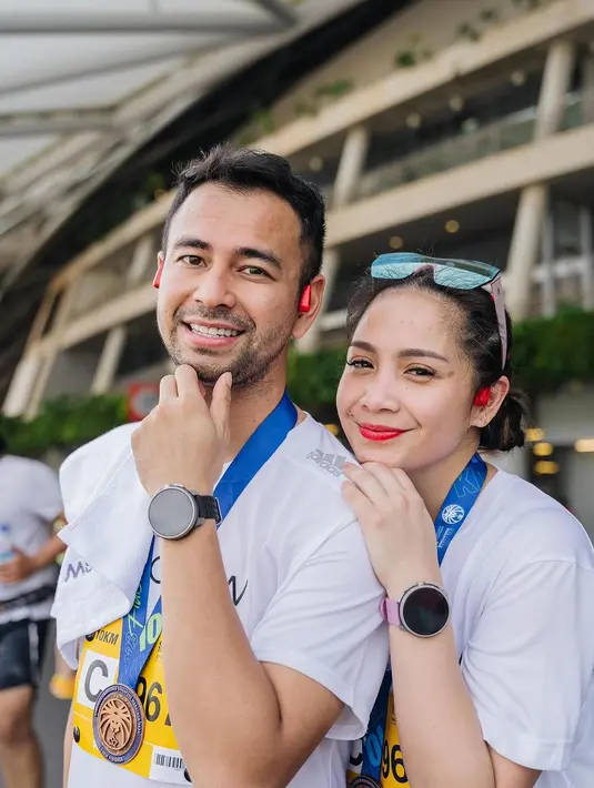 "Akhirnya ..... Terimakasih ya Teteh ❤️ Semoga ...... 😍," tulis raffinagita1717 sebagai caption fotonya. "Sami2 Fi….semoga…." jawab Desy Ratnasari. [Instagram/raffinagita1717]