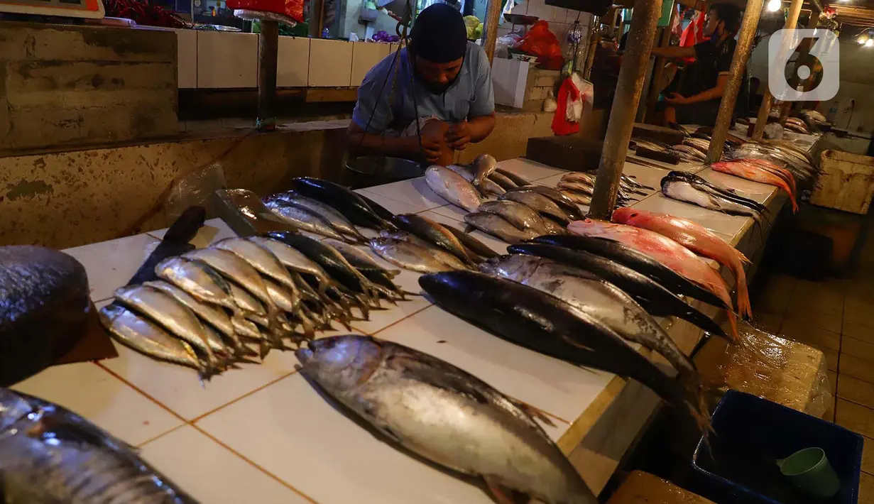 Pedagang ikan beraktivitas di Pasar Senen, Jakarta, Jumat (8/1/2021). Harga jual ikan laut saat ini mengalami lonjakan yang diakibatkan kurangnya pasokan ikan dari nelayan ke pedagang di pasar tradisional. (merdeka.com/Imam Buhori)