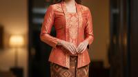 Model Kombinasi Warna Atasan Brokat dan Bawahan Batik (Image by Gemini AI)