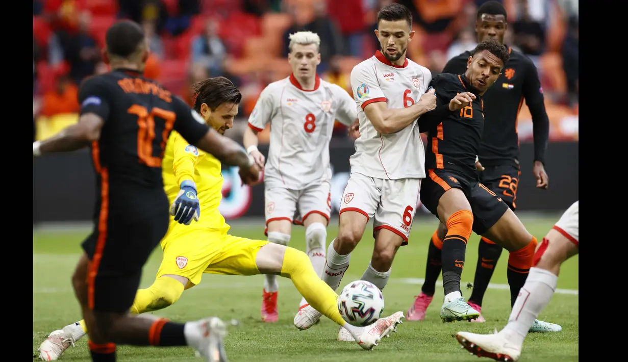 Belanda sendiri menghasilkan beberapa peluang berbahaya lagi setelah gol pertama tercipta. Sayangnya, kedudukan tidak mengalami perubahan sampai wasit mengakhiri jalannya babak pertama. Die Oranje masih unggul 1-0. (Foto: AP/Pool/Koen van Weel)