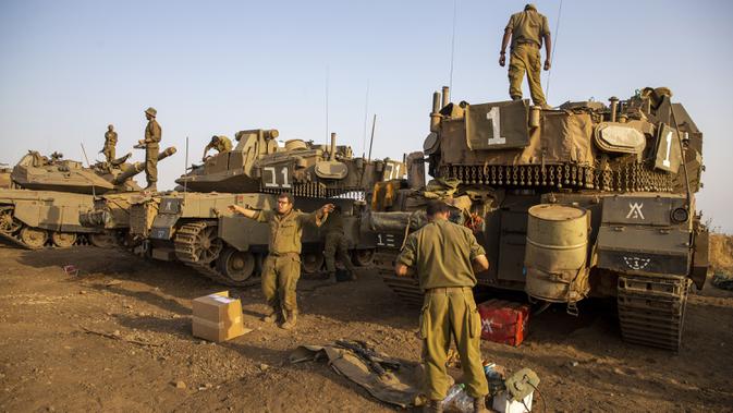 Tentara Israel bekerja di tank-tank dekat perbatasan dengan Lebanon di Dataran Tinggi Golan, Selasa (28/7/2020). Perdana menteri Lebanon menuduh Israel memprovokasi 