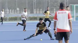 Atlet timnas hoki, Jerry Efendi, saat latihan di Lapangan Hoki, GBK, Jakarta, Jumat (7/4/2018). Latihan tersebut untuk persiapan jelang Asiang Games 2018. (Bola.com/M Iqbal Ichsan)