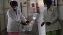 Staf medis berpartisipasi dalam demo robot interaktif 'Zafi' di rumah sakit Stanley Medical di Chennai, 6 April 2020. Rumah sakit ini mengerahkan robot untuk melayani makanan dan obat-obatan bagi pasien Covid-19 dalam upaya meminimalkan tenaga medis tertular virus corona. (Arun SANKAR/AFP)