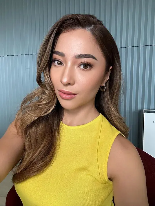 Selfie Nikita Willy dengan pulasan makeup bernuansa merah muda yang apik. Wajahnya terlihat bersinar cantik. [Foto: Instagram/nikitawillyofficial94]