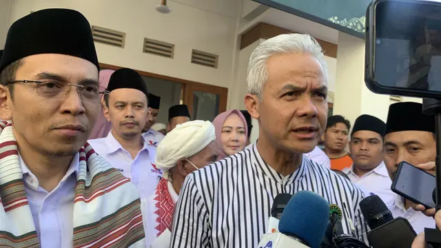 Bakal Calon Presiden (Bacapres) PDIP Ganjar Pranowo bersama Tuan Guru Bajang (TGB) Muhammad Zainul Majdi