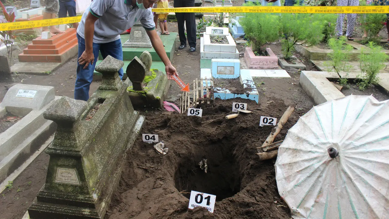 Inafis Polri mengolah TKP pembongkaran makam dan pencurian kain kafan bayi di Cilacap. (Foto: Liputan6.com/Polres Cilacap/Muhamad Ridlo)