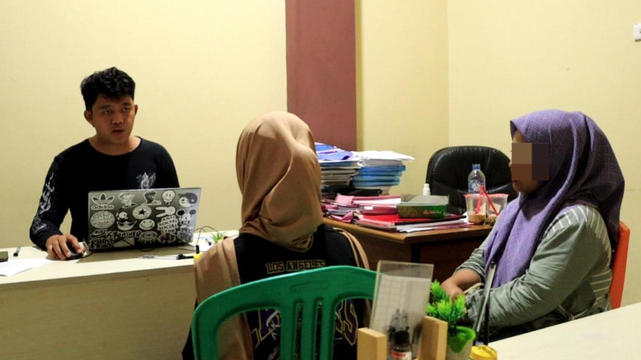 Remaja putri berinisial IA, 13 tahun saat diperiksa oleh Penyidik Polres Pringsewu. Foto : (Istimewa).