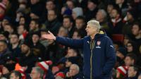 Pelatih Arsenal, Arsene Wenger terlihat memprotes kinerja anak asuhnya saat melawan Swansea City pada lanjutan Liga Inggris pekan ke-28 di Stadion Emirates, London, Kamis (3/3/2016) dini hari WIB. (AFP / Glyn Kirk)