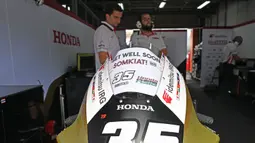 Seperti diketahui, Somkiat Chantra harus absen pada Moto2 seri ini karena cedera kaki setelah tertabrak dalam balapan GP Indonesia akhir pekan lalu. (AFP/Toshifumi Kitamura)