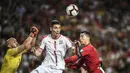 Duel antara Nikola Milenkovic dan Cristiano Ronaldo pada laga kedua kualifikasi Piala Eropa 2020 yang berlangsung di Stadion Da Luz, Lisbon, Senin (27/3). Portugal raih hasil imbang 1-1 kontra Serbia. (AFP/Patricia de Melo)