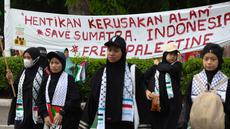 Spanduk keprihatinan dibentangkan saat massa menggelar aksi damai di depan Kedutaan Besar Amerika Serikat (Kedubes AS), Jakarta, Selasa (2/12/2025). Massa menggelar aksi solidaritas Palestina serta keprihatinan atas terjadinya bencana Sumatera di depan Kedutaan Besar Amerika Serikat (Kedubes AS) di Jakarta Pusat, Selasa (2/12/2025). (Kapanlagi.com/Budy Santoso)