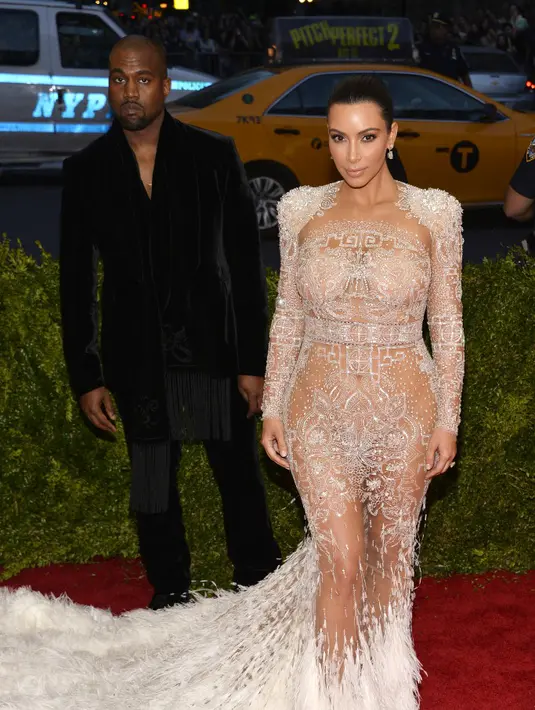 Kim Kardashian, Kylie Jenner, Khloe Kardashian, dan Kris Jenner menjadi pemandu acara preview aplikasi baru mereka yang akan segera diluncurkan. (Bintang/EPA)