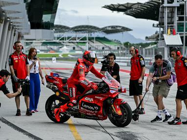 Pembalap Ducati Lenovo, Marc Marquez (tengah) memacu motornya dalam tes pramusim MotoGP 2025 di Sirkuit Sepang, Malaysia, Rabu (05/02/2025). (AFP/ Mohd Rasfan)