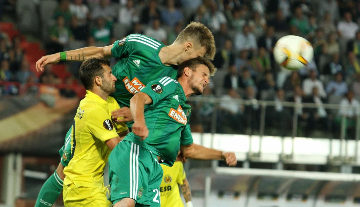 Pemain Rapid, Max Hofmann dan Mario Pavelic, berduel di udara dengan pemain Villarreal CF, Leo Baptistao di laga fase grup Liga Europa di Stadion Ernst Happel, Wina, Austria, Kamis (18/9/2015) dini hari WIB. (Bola.com/Reza Khomaini)