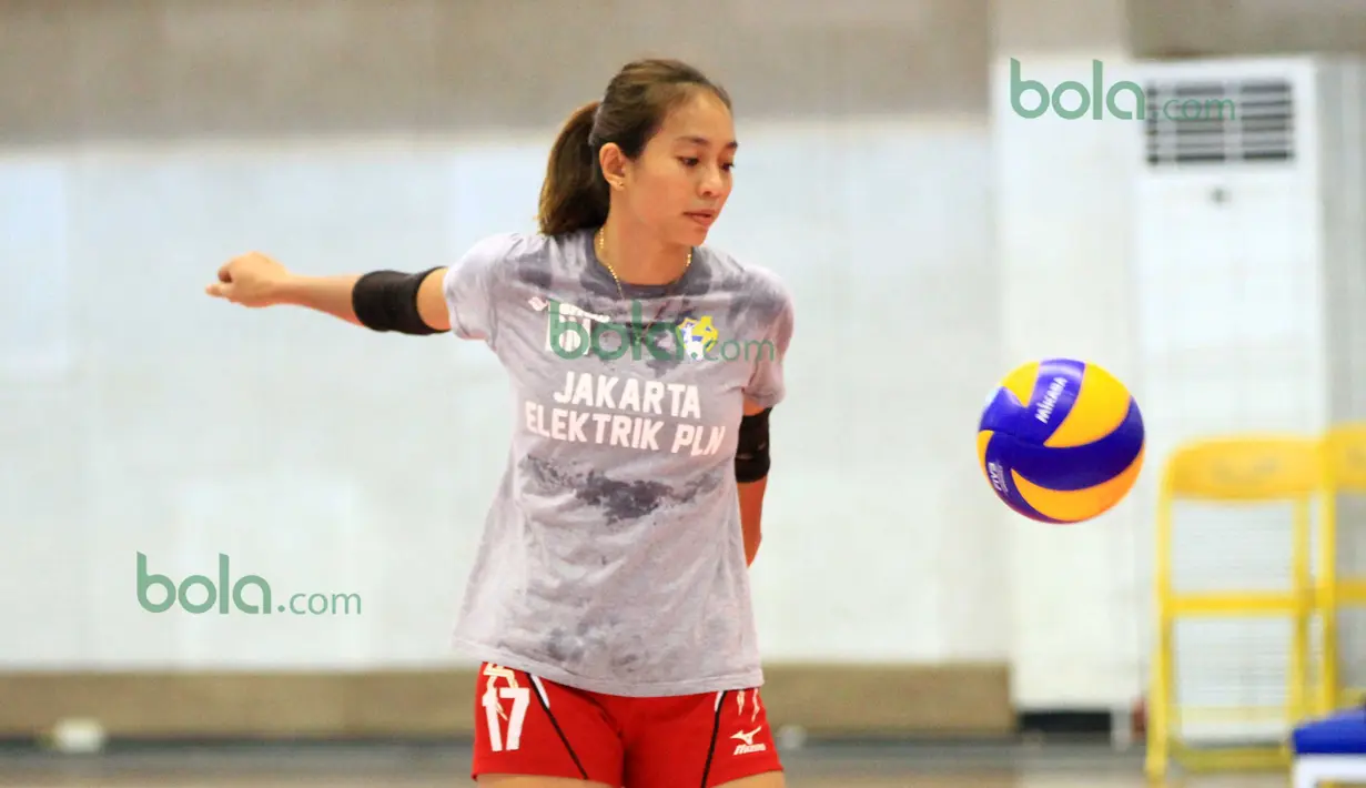 Pevoli Berlian Marsheilla tengah berlatih bersama timnya Jakarta Elektrik PLN pada Lanjutan Proliga 2016 di Gor Ken Arok, Malang, Minggu (21/2/2016). (Bola.com/Nicklas Hanoatubun)