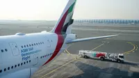 Pesawat A380 sedang mengisi bahan bakar menggunakan 100% Sustainable Aviation Fuel. (Foto: Dokumen/Emirates)