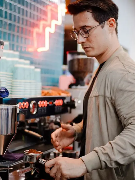 Sering kali Nino ikut turun tangan untuk meracik kopi. (Liputan6.com/IG/ninojkt)