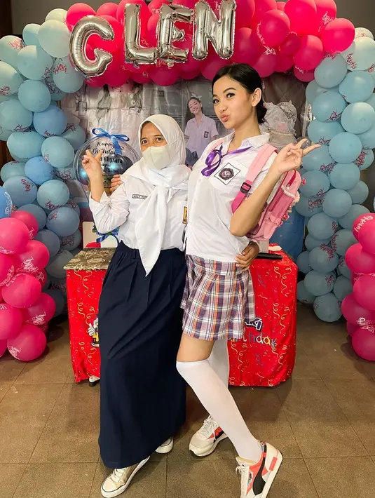 Keponakan dari aktris Poppy Bunga ini semakin menggemaskan saat memakai tas barbie kecil berwarna pink. Tak hanya Glenca, semua yang hadir di perayaan tersebut juga kompak memakai seragam sekolah, dari SMP hingga SMA. (Liputan6.com/IG/@glencachysaraofficial)