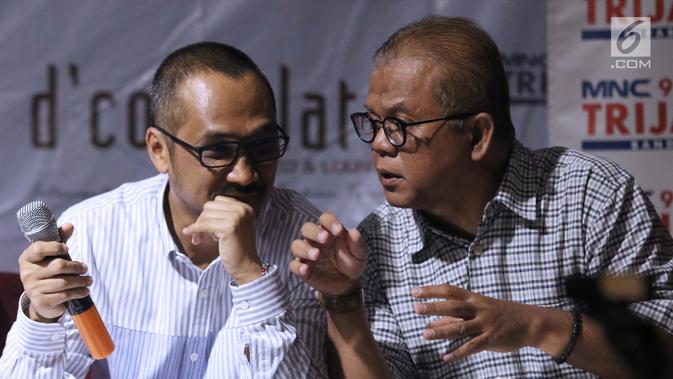 Mantan Ketua KPK periode 2011-2015, Abraham Samad (kiri) saat diskusi bertema KPK adalah Kunci yang digelar di Jakarta, Sabtu (7/9/2019). Diskusi membahas polemik revisi UU KPK dan dampaknya. (Liputan6.com/Helmi Fithriansyah)