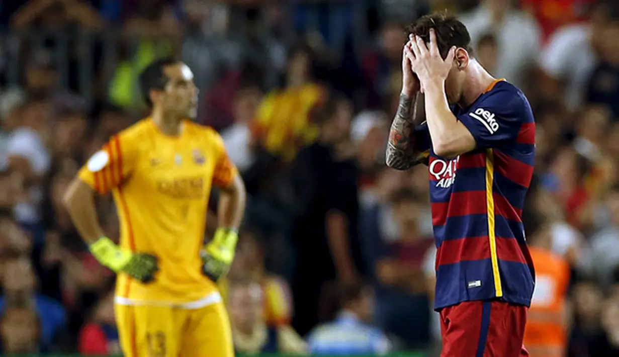 Pemain Barcelona, Lionel Messi menyesali kegagalannya menjadikan Barca juara Piala Super Spanyol di Stadion Camp Nou, Spanyol, Senin (17/8/2015). Barcelona kalah agregat gol 1-5 dari Athletic Bilbao. (Reuters/Albert Gea)