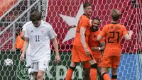 Pada pertandingan uji coba menjelang Euro 2020 (Euro 2021), Skuat Frank de Boer tersebut menurunkan formasi baru 5-3-2 seperti kala bermain imbang dengan Skotlandia. Tetapi kali ini Skuat De Oranje mampu merebut kemenangan dengan skema tersebut. (Foto: AP/Peter Dejong)