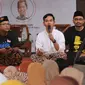 Putra sulung Presiden Jokowi, Gibran Rakabuming Raka memakai sarung ketika menjadi pembicara talkshow di Pondok Pesantren Al Muayad Solo, Sabtu (26/10).(Liputan6.com/Fajar Abrori)