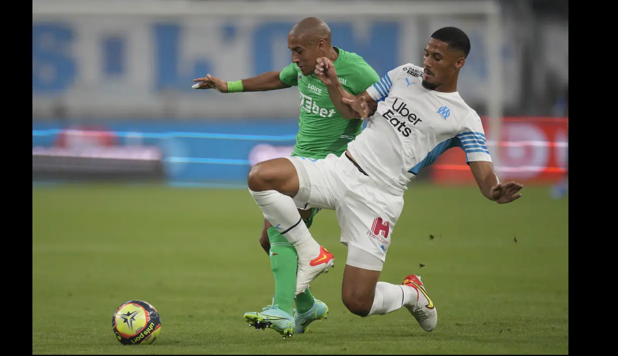 William Saliba (kanan) merupakan bek muda Arsenal yang berusia 20 tahun. Namun Saliba belum pernah sekalipun membela Arsenal. Musim lalu, ia dipinjamkan ke Nice di paruh musim kedua. Musim William Saliba  dipinjamkan ke klub lain, kali ini ke Marseille. (Foto: AP/Daniel Cole)