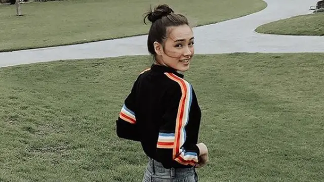 Gaya OOTD Simple ala Caitlin Halderman