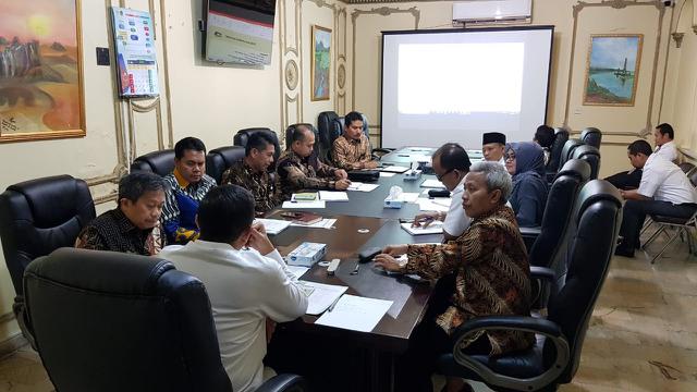 Menteri Agama (Menag) Lukman Hakim Saifuddin menggelar rapat di Kantor Urusan Haji, Jeddah. Dok Kemenag
