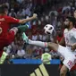 Striker Spanyol, Diego Costa, berebut bola dengan bek Portugal, Raphael Guerreiro, pada laga Grup B Piala Dunia di Stadion Fisht, Sochi, Jumat (15/6/2018). Kedua negara bermain imbang 3-3. (AP/Manu Fernandez)