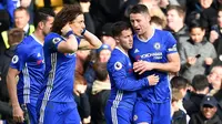 Para pemain Chelsea merayakan gol yang dicetak Eden Hazard ke gawang Arsenal. Ketiga gol kemenangan Chelsea dicetak oleh Marcos Alonso 13', Eden Hazard 53' dan juga Cesc Fabregas 85'. (EPA/Andy Rain)